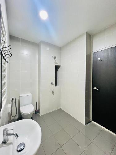 ein Badezimmer mit Toilette, Waschbecken und Dusche in der Unterkunft Homestay D'Serenia Arina in Kampung Dengkil