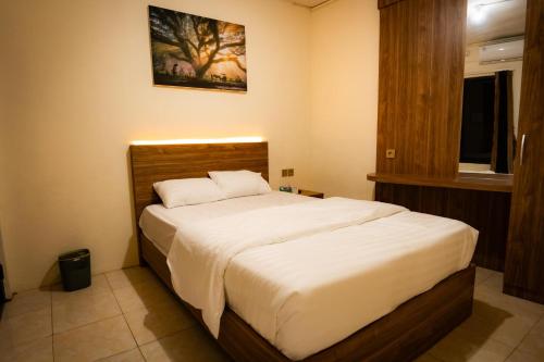 una camera da letto con un letto grande in una stanza di El Bakatir a Banyuwangi