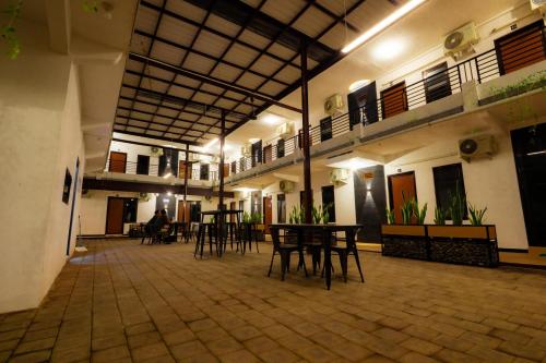 una stanza con tavoli e sedie in un edificio di El Bakatir a Banyuwangi