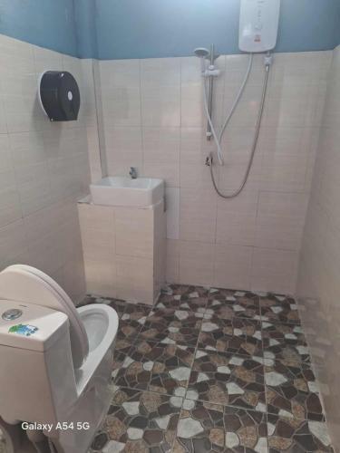 a bathroom with a shower and a toilet and a sink at BOUAKHAI HOTEL Pakbeng in Pakbeng