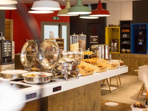 斯法克斯Ibis Sfax的商店柜台上的自助餐