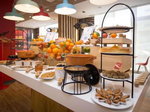 斯法克斯Ibis Sfax的面包店在柜台上供应各种糕点