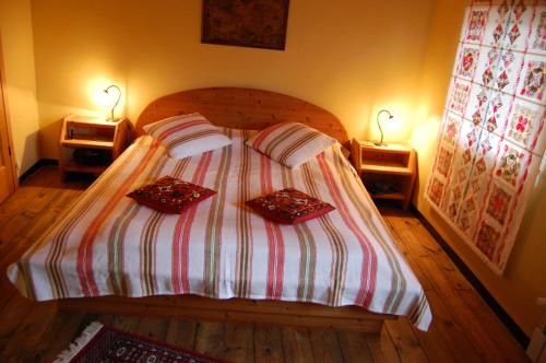 een slaapkamer met een bed met 2 kussens erop bij Casa de las Flores Sober Ribeira Sacra in Sober