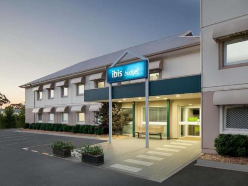 a building with a sign that reads its hotel at ibis Budget Canberra in Canberra