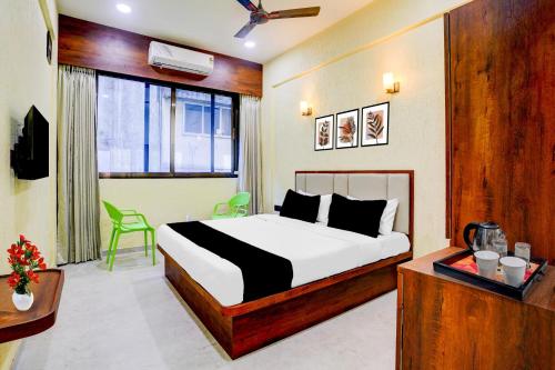 Postel nebo postele na pokoji v ubytování Super Collection O Kalamboli New Panvel Formerly Golden Paradise