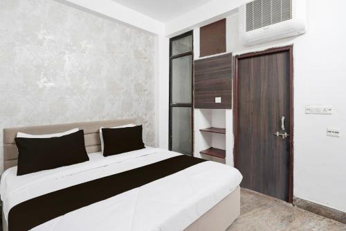 une chambre avec un grand lit et un placard dans l'établissement Hotel O City Park Kota Formerly Oxyluxe, à Kota