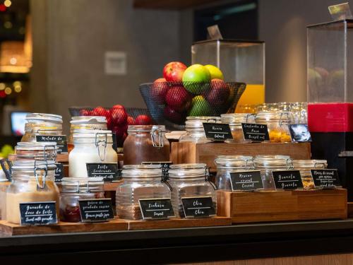 クリチバにあるNovotel Curitiba Batelの蜂蜜の瓶と果物のバスケットの展示