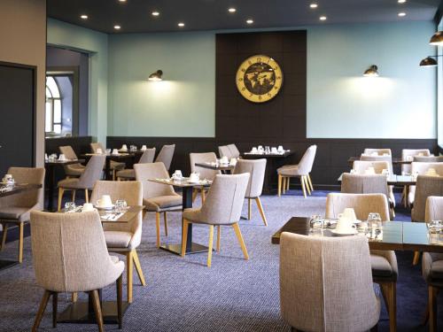 Khu vực ghế ngồi tại Hôtel Mercure Rochefort La Corderie Royale