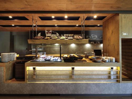 eine Küche mit einer Theke mit Essen darauf in der Unterkunft ibis budget Cahors in Cahors