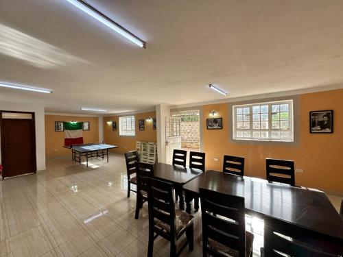 Un comedor con mesa y sillas en IL Ladrone, en Ruiru