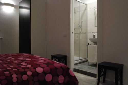 Un dormitorio con una cama y un baño con ducha. en Guest House Zefiro, en Florencia