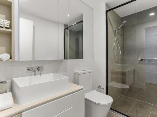 Un baño con lavabo, inodoro y ducha. en The Sebel Melbourne Moonee Ponds, en Melbourne