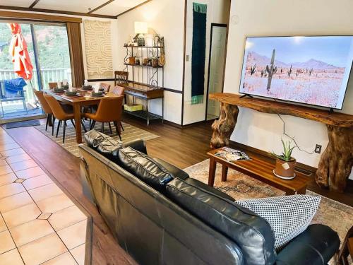 Khu vực ghế ngồi tại Oak Creek Viewpoint- WOW The Views