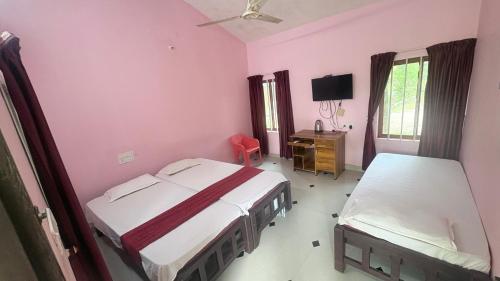 Ένα ή περισσότερα κρεβάτια σε δωμάτιο στο Munroe Mangrove Forest Lake Holidays Resorts