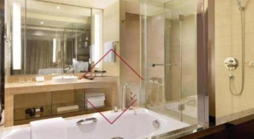 Koupelna v ubytování Ramada Plaza by Wyndham Lianyungang