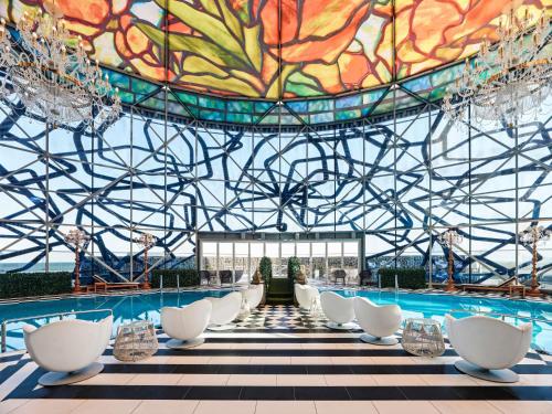 Bazén v ubytování Mondrian Doha nebo v jeho okolí