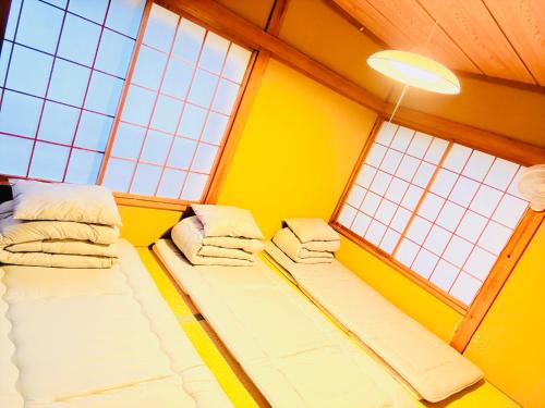 two beds in a room with two windows at HOTEL1800 in Seki