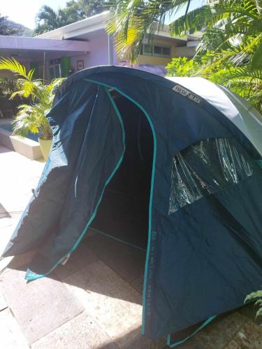 ein blaues Zelt auf dem Boden in der Unterkunft Banian Camping in Bora Bora