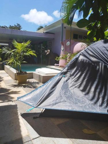 ein Drachen auf dem Boden vor einem Haus in der Unterkunft Banian Camping in Bora Bora