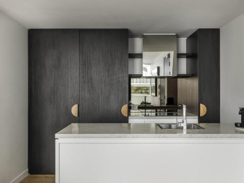 una cocina con fregadero y encimera en FV by Peppers, en Brisbane