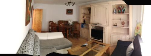 sala de estar con sofá y mesa en Chalet Merkal en Chiclana de la Frontera