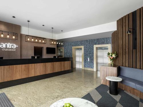 eine Lobby eines Hotels mit einer Rezeption in der Unterkunft Mantra Chatswood in Sydney