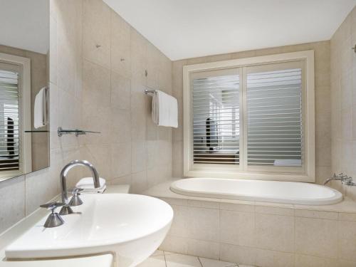 Ένα μπάνιο στο Mantra on Salt Beach