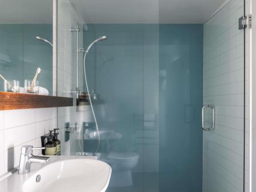 ein Badezimmer mit Waschbecken und Glasdusche in der Unterkunft Peppers Bluewater Resort in Lake Tekapo