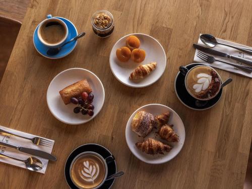 特卡波湖湖蓝水度假村的摆满食物和咖啡的桌子
