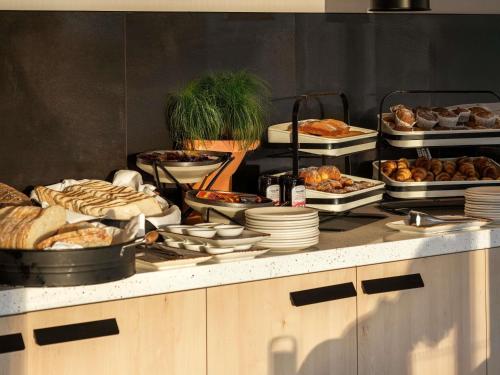 特卡波湖湖蓝水度假村的提供多种食物的自助餐线