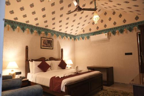 Voodi või voodid majutusasutuse Estherea Bagh Ranthambhore Tiger Territory toas