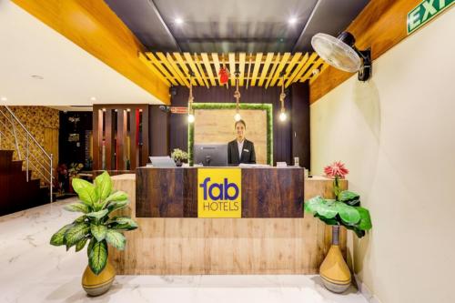 a ceo at the front of a hotel lobby at FabHotel Alfa in Vijayawāda