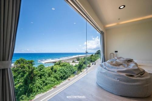 小琉球岛小琉球暮光停琉海景包棟民宿的客房设有海景大窗户。
