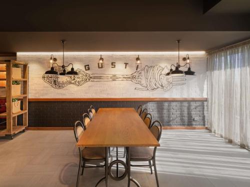 uma sala de jantar com mesa e cadeiras de madeira em Mantra Twin Towns em Tweed Heads