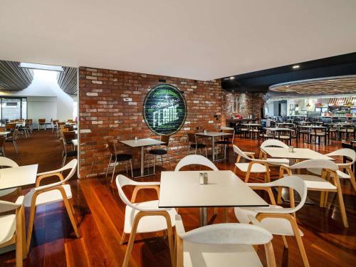 Um restaurante ou outro lugar para comer em Mantra Twin Towns