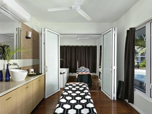 Un baño con lavabo, inodoro y bañera. en Peppers Beach Club & Spa, en Palm Cove