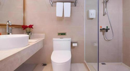 une salle de bain avec toilettes, lavabo et douche dans l'établissement Vienna Hotel Guangdong Huizhou Huabianling Square, à Huizhou