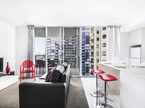 une cuisine et un salon avec un canapé et une table dans l'établissement Mantra Midtown, à Brisbane