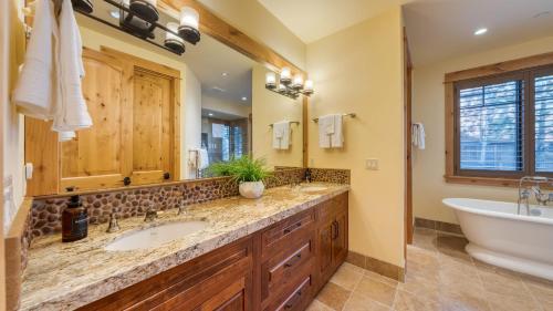Koupelna v ubytování Truckee Escape w Hot Tub Minutes to Skiing Dining Trails Valmont Lodge by Lake Tahoe