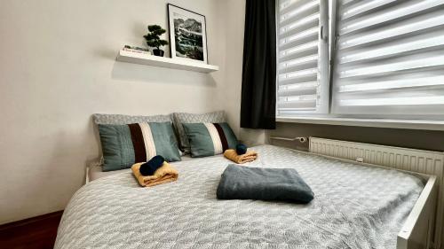 Ένα ή περισσότερα κρεβάτια σε δωμάτιο στο Black Lotus 2 I Downtown Apartment I Free Parking & Fresh Coffee I 24hr Access