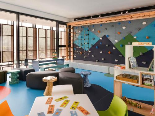 a climbing room with a rock climbing wall at Novotel Abidjan Marcory in Abidjan