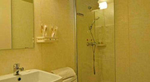 une salle de bains avec douche, toilettes et lavabo dans l'établissement Super 8 Hotel Guiyang Qianling Park Ruijin North Road, à Guiyang