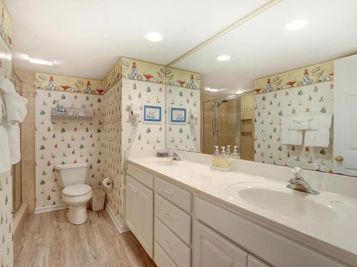 ein Badezimmer mit Waschbecken und Toilette in der Unterkunft Stay-A-While in Tybee Island