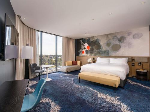 Postel nebo postele na pokoji v ubytování Novotel Sydney Cabramatta