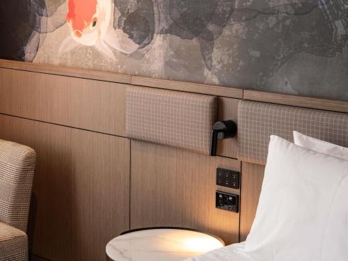 une salle de bain avec toilettes dans une chambre dans l'établissement Novotel Sydney Cabramatta, à Cabramatta