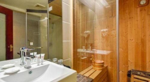 Ένα μπάνιο στο V.crown Holiday Hotel