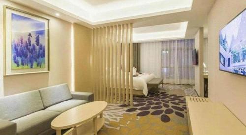 uma sala de estar com um sofá e uma mesa em Lavande Hotel Changchun Gaoxin Jilin University em Changchun