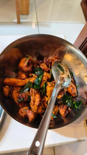 Φαγητό σε αυτό το δωμάτιο σε οικογενειακή κατοικία ή κάπου εκεί κοντά