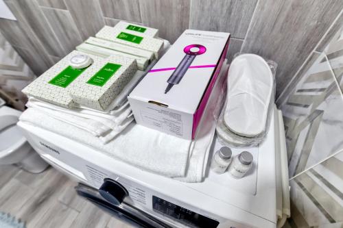 Un dispositivo médico en un estante en una habitación. en Freedom, en Astana