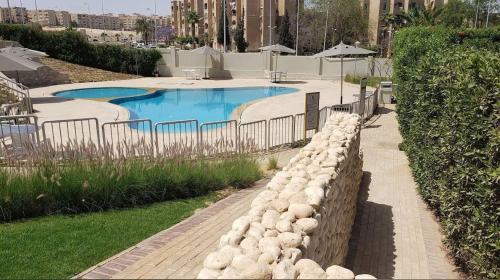 Bazén v ubytování Luxerious apartment with a private garden and pool access nebo v jeho okolí